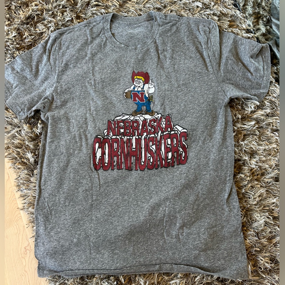 Nebraska Cornhuskers Gray Graphic Tee, Large
